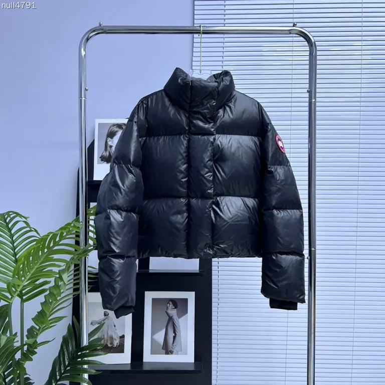 Canada Goose Men Cypress Cropped Puffer in Recycled Feather-Light Ripstop Shiny-Black