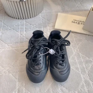 Alexander Mcqueen Unisex Flexion Sneaker in Black
